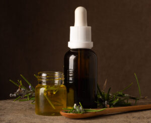 óleos essenciais em vidro âmbar sobre madeira