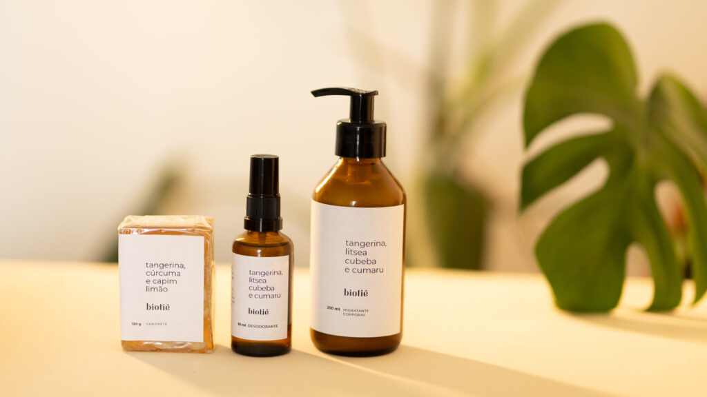 banner promocional mostrando produtos da Linha Energizante da Biotiê formulado com óleos essenciais de tangerina, litsea cubeba e cumaru