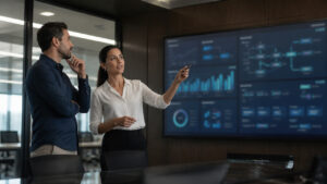 CTO e líder de produto analisando arquitetura de embedded finance em um escritório corporativo